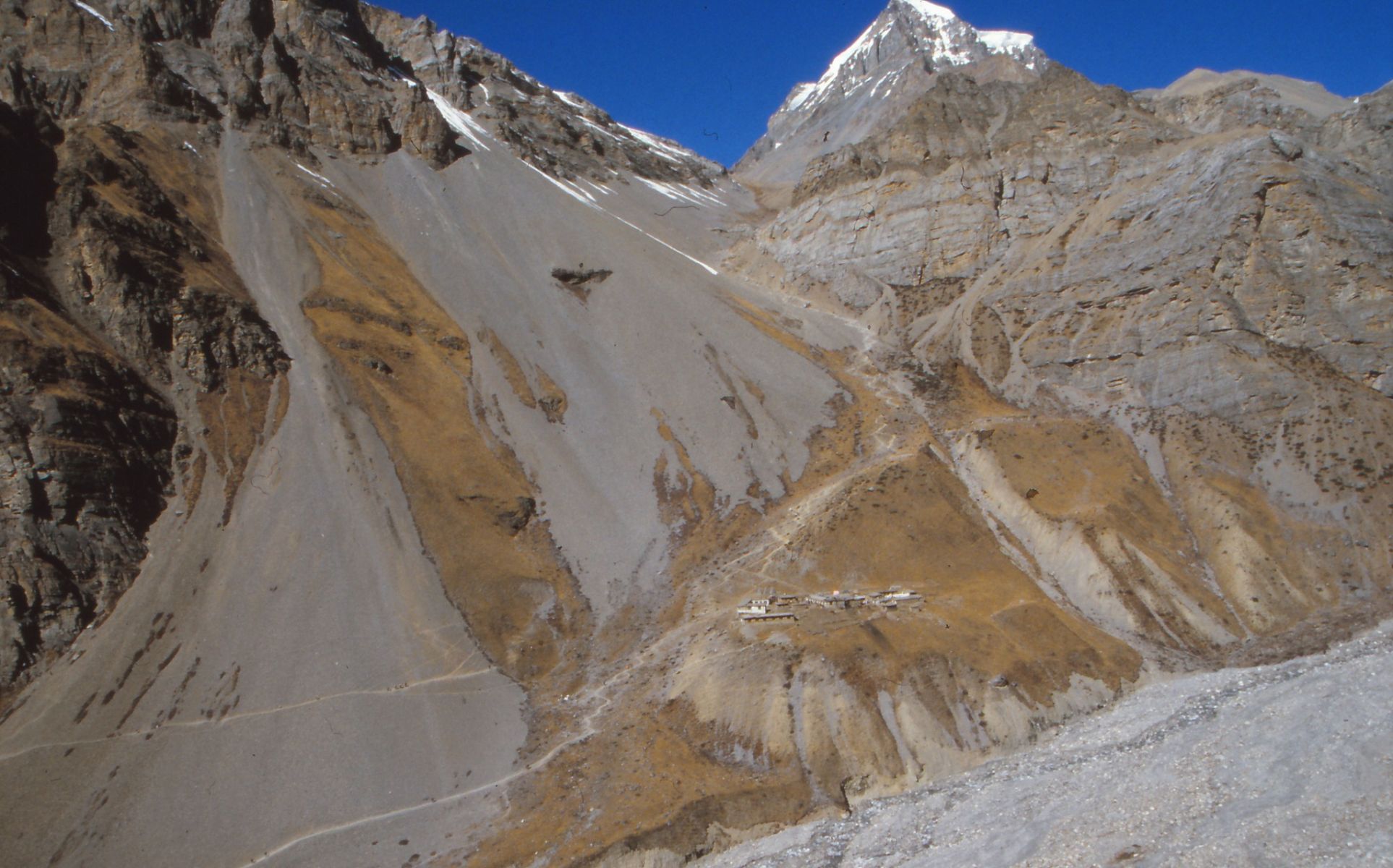 Ascent to Tharong La