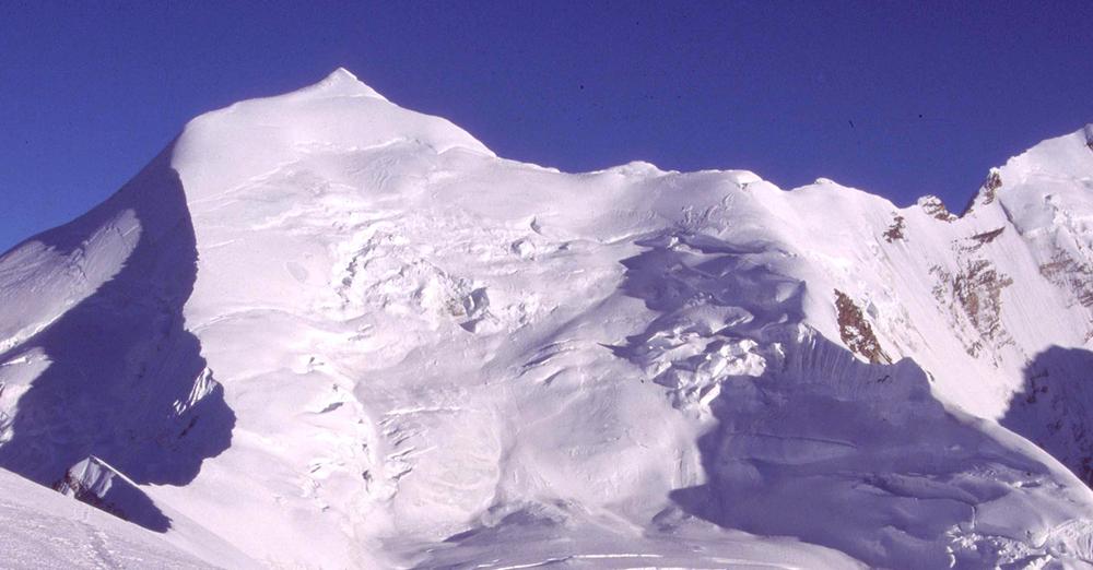 Himlung Himal ( 7126m ) in The Peri Himal on descent from Larkya La