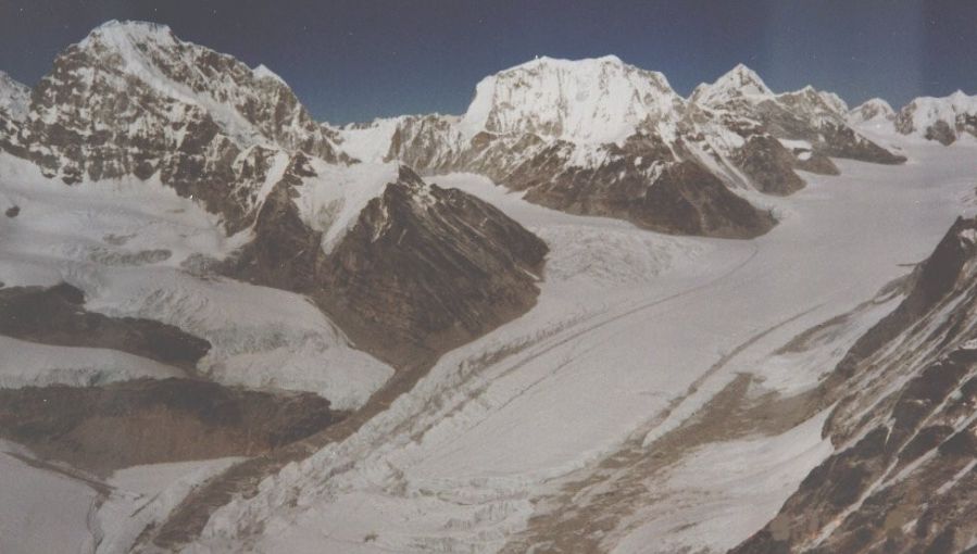 Trakargo ( 6793m ), Menlungtse ( 7181m ) and Drolamboa Glacier from Parchamo