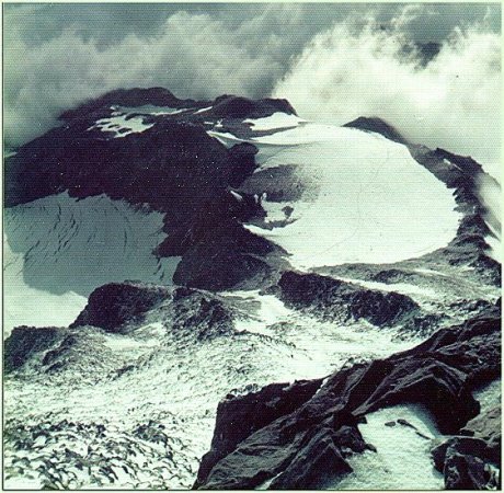 View down to Tete Rousse on ascent to Refuge de Gouter