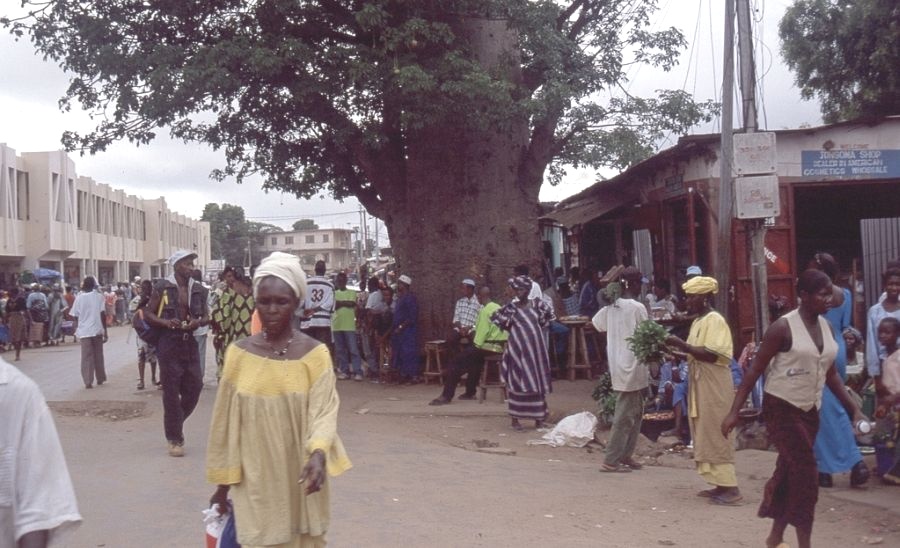 Main Street ( Sayer Jobe Avenue ) in Serekunda