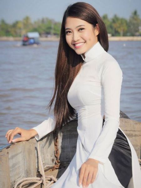 Vietnamese Girl in traditional Ao Dai dress