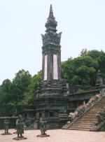 khai_dinh_obelisk.jpg