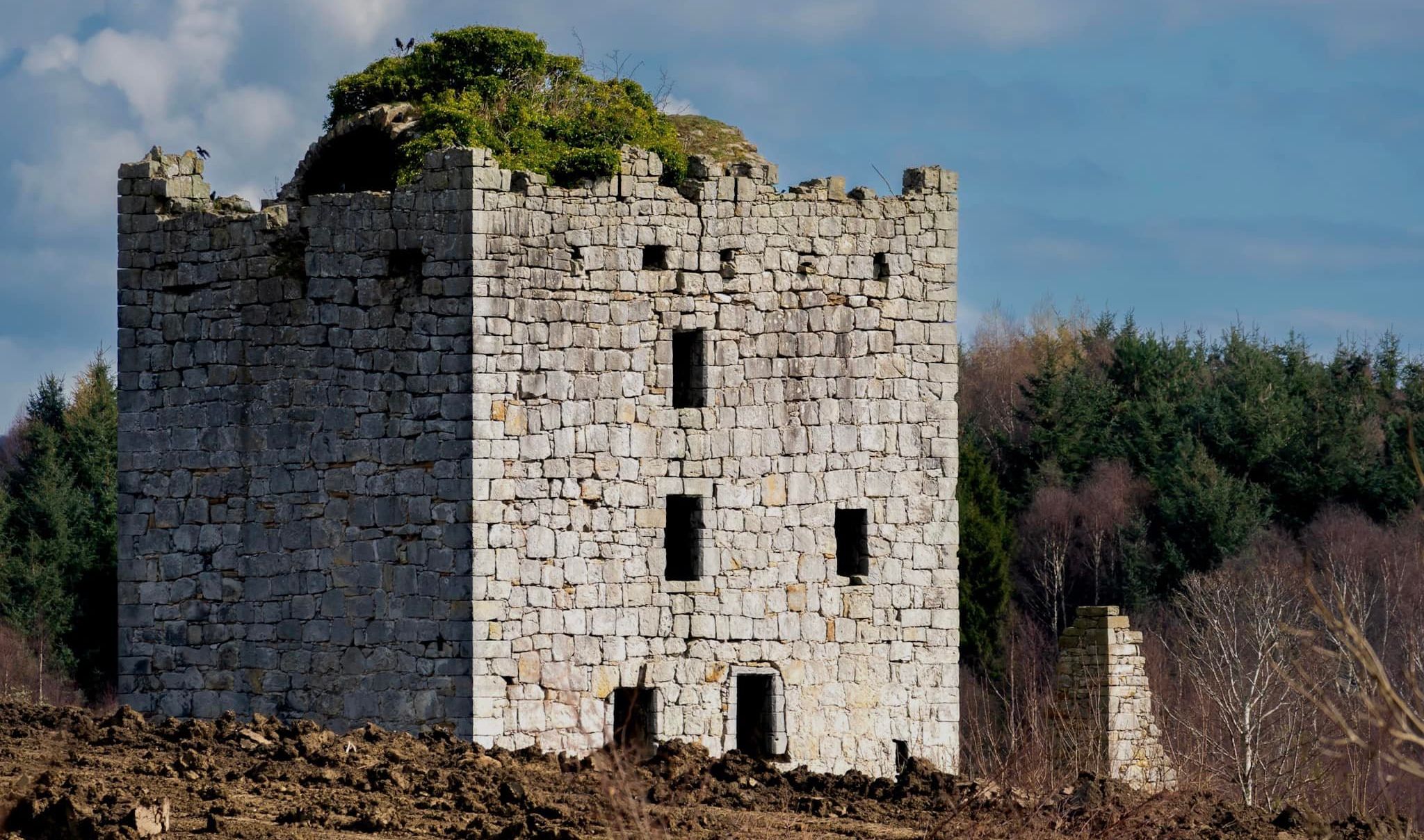 Almond Castle near to the Union Canal