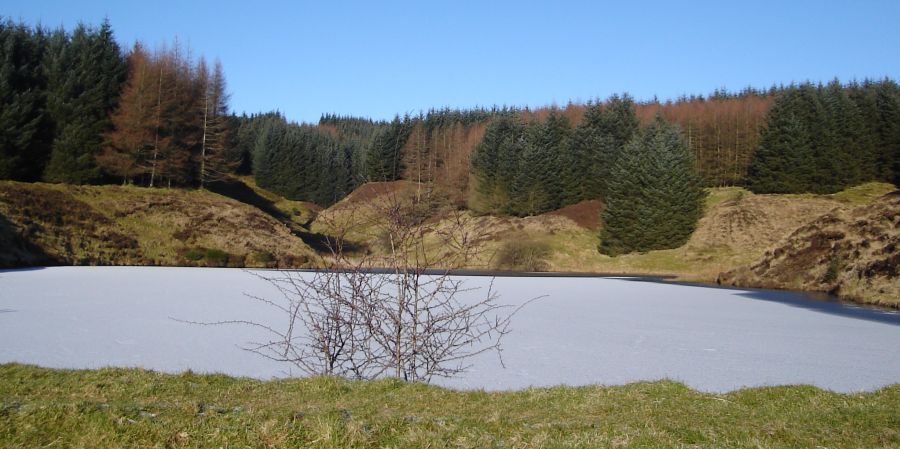 Frozen Greenland Reservoir on route to Lang Craigs