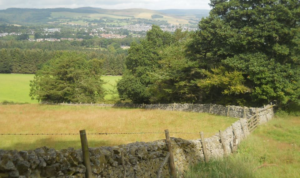 Peebles on ascent of the old drove road to Kailzie Hill