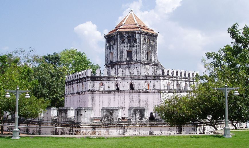 Phra Sumen Fort in Santichaiprakan Park Bangkok